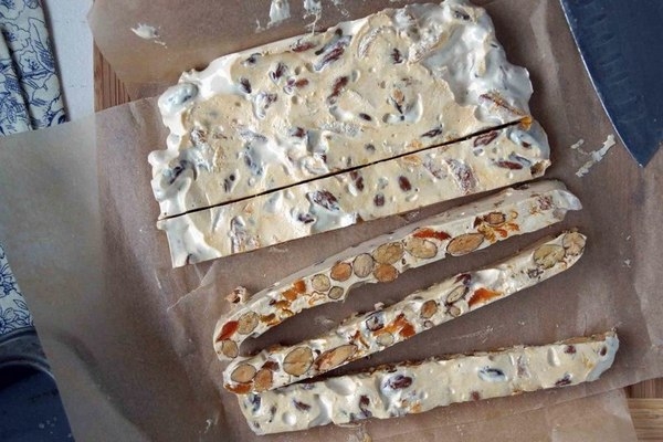 Мягкая нуга с курагой и миндалем