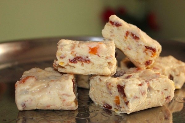 Банановые бурфи с миндалем, курагой и изюмом Банановые бурфи с миндалем, курагой и изюмом