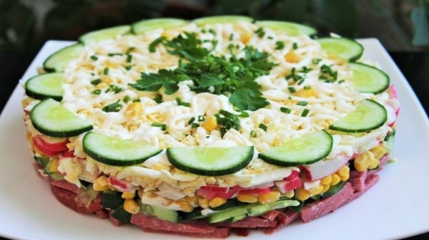 Обалденно вкусный слоеный салат «Новинка» Обалденно вкусный слоеный салат «Новинка»