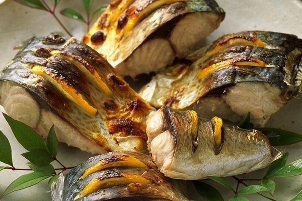 Запеченная скумбрия с апельсином в фольге Запеченная скумбрия с апельсином в фольге