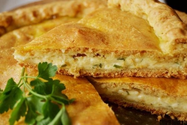 Ароматный пирог с сыром и луком Ароматный пирог с сыром и луком