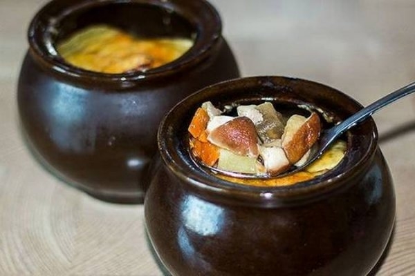 Картошка с курицей, овощами и грибами в горшочках Картошка с курицей, овощами и грибами в горшочках