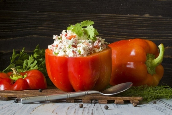 ПЕРЕЦ,ФАРШИРОВАННЫЙ ТВОРОГОМ И ПОМИДОРАМИ
