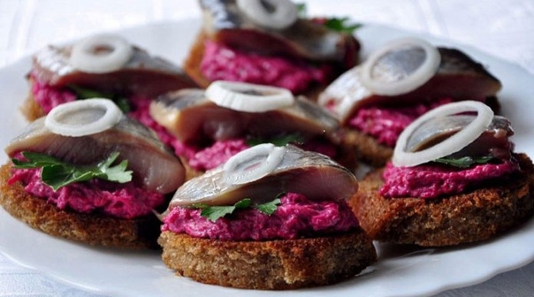 Гренки с сельдью и свекольным салатом. Просто и нереально вкусно! Гренки с сельдью и свекольным салатом. Просто и нереально вкусно!