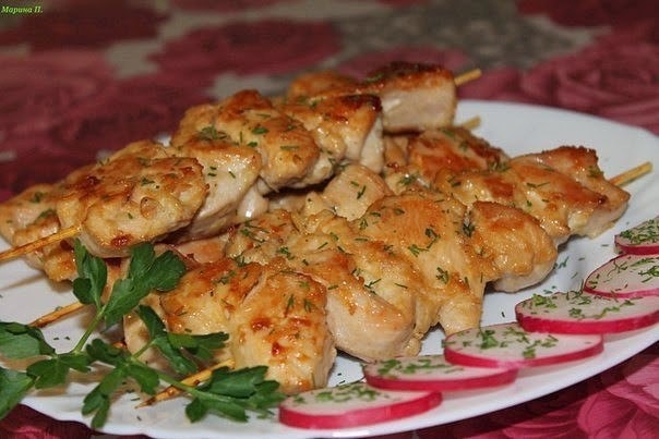 Сочные и аппетитные куриные грудки на шпажках Сочные и аппетитные куриные грудки на шпажках