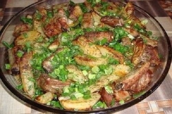 Сочные и аппетитные свиные ребрышки с картошкой, приготовленные в духовке! Сочные и аппетитные свиные ребрышки с картошкой, приготовленные в духовке!