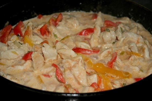 Куриное филе в сметанном соусе с перцем
