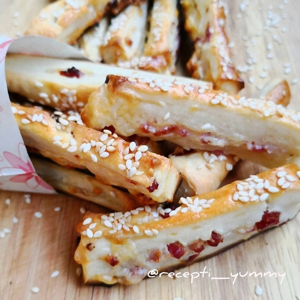 СЫРНЫЕ ПАЛОЧКИ С КУНЖУТОМ И КОЛБАСКОЙ