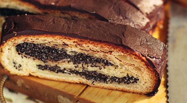 Маковый рулет с шоколадной глазурью