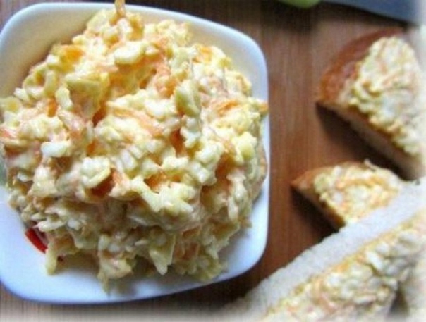 Закуска из плавленного сыра, моркови и яиц⠀