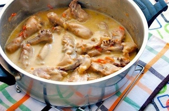 КУРИЦА В СМЕТАННО-МОЛОЧНОМ СОУСЕ КУРИЦА В СМЕТАННО-МОЛОЧНОМ СОУСЕ