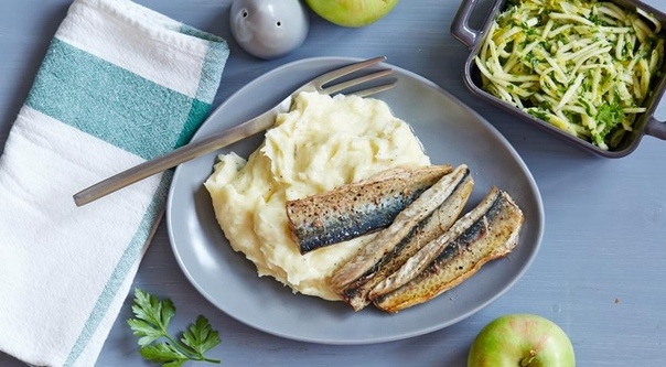 ЖАРЕНАЯ СКУМБРИЯ С ЯБЛОЧНЫМ ПЮРЕ