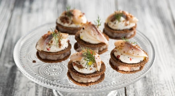 ЗАКУСОЧНЫЕ ШАРЛОТКИ С СЕЛЬДЬЮ И СМЕТАННЫМ КРЕМОМ