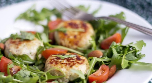 КОТЛЕТЫ ИЗ МЯСА ПТИЦЫ С МИНДАЛЕМ И ЯБЛОКОМ