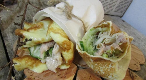 Роллы из яичных блинчиков с курицей и салатом