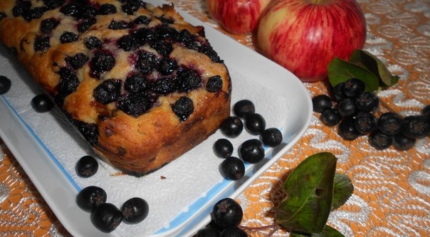 Шарлотка с изюмом, яблоками и черноплодной рябиной Шарлотка с изюмом, яблоками и черноплодной рябиной