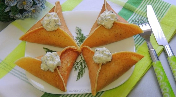 Треуголки блинные с курино-грибной начинкой и соусом Треуголки блинные с курино-грибной начинкой и соусом