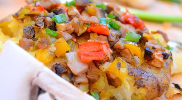 Картофель по-деревенски с грибами и овощами