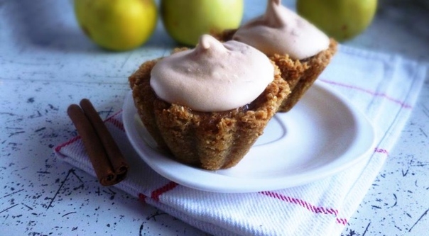 Корзиночки с яблочным муссом и меренгой Корзиночки с яблочным муссом и меренгой
