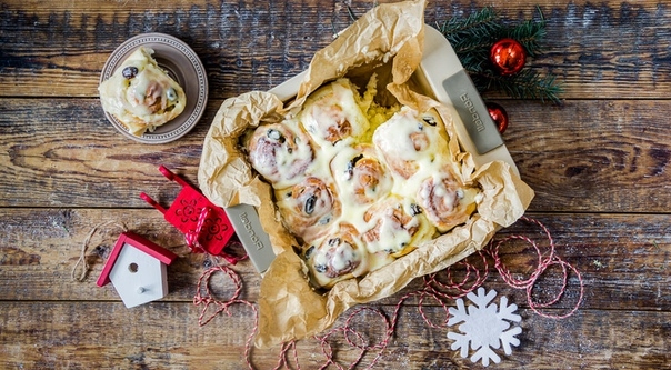 Сдобные булочки с ромовым изюмом и сливочным сыром Сдобные булочки с ромовым изюмом и сливочным сыром