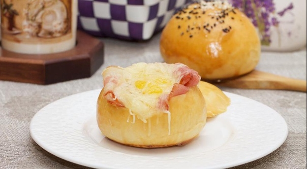 Булочки с беконом и яйцом Булочки с беконом и яйцом