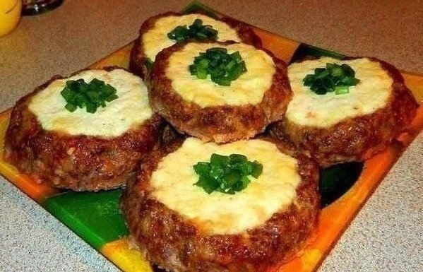 Мясные "ватрушки" - быстрый ужин.