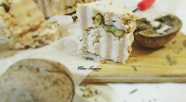 Морковный домашний сыр с орехами Морковный домашний сыр с орехами