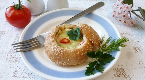 Теплая булочка с салатом Теплая булочка с салатом