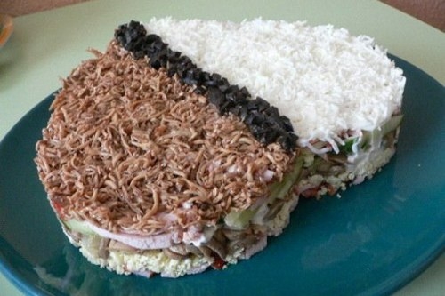Салат из копченой курицы с грибами и черносливом Салат из копченой курицы с грибами и черносливом