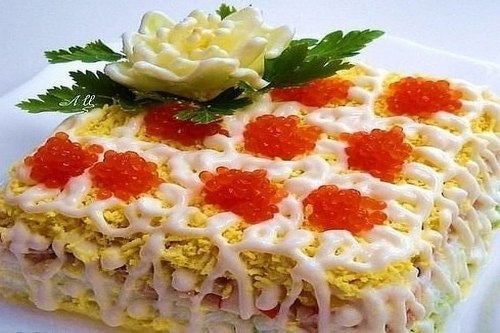 Слоеный салат с креветками и картофелем Слоеный салат с креветками и картофелем