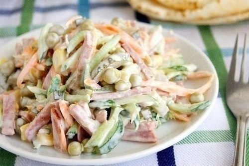 Вкусный салат с колбасой на скорую руку