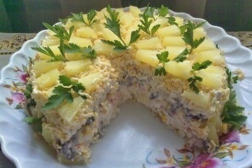 Слоеный салат с курицей, грибами, кукурузой и ананасом