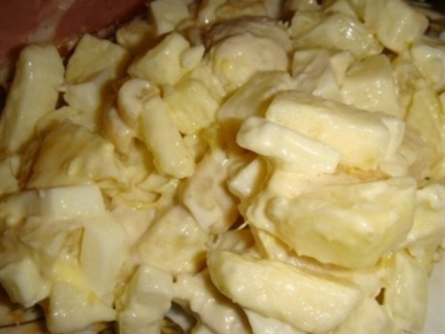 Куриный салат по-руэнски с горошком, апельсинами и яблоками Куриный салат по-руэнски с горошком, апельсинами и яблоками