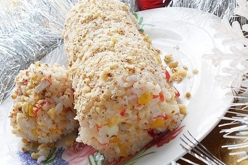 Крабовый салат-рулет с грецкими орехами Крабовый салат-рулет с грецкими орехами