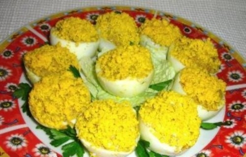Яйца фаршированные паштетом со сметаной и орехами Яйца фаршированные паштетом со сметаной и орехами