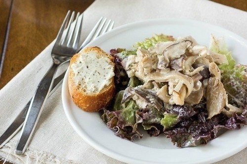 Теплый грибной салат с козьим сыром Теплый грибной салат с козьим сыром