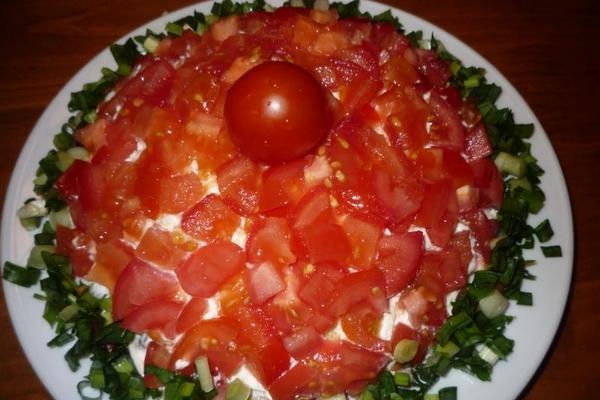 Салат &laquo;Красная шапочка&raquo; с курицей и помидорами