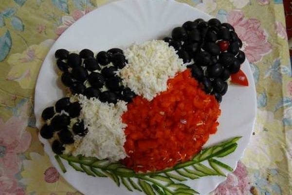 Салат «Снегирь» с куриным филе Салат «Снегирь» с куриным филе