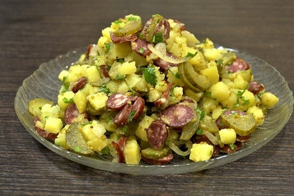 Картофельный салат с колбасками и маринованными огурцами Картофельный салат с колбасками и маринованными огурцами