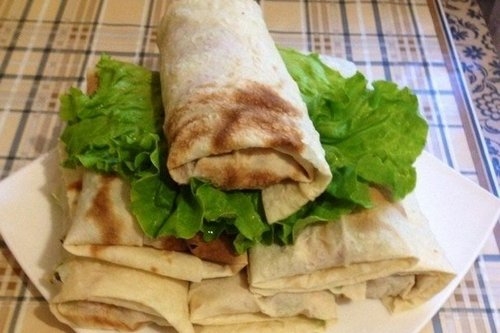 Летняя закуска из жареной курочки в лаваше Летняя закуска из жареной курочки в лаваше