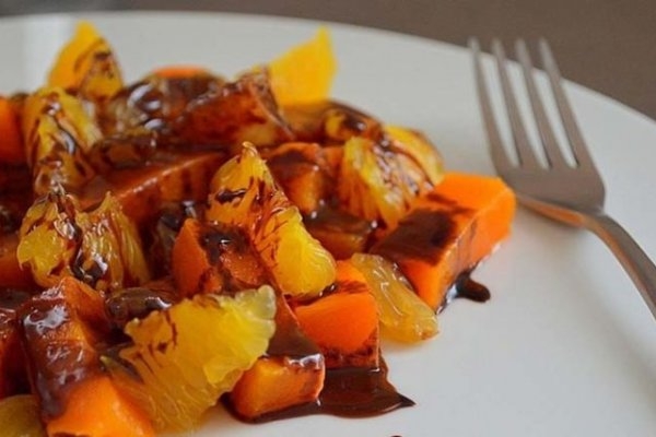 Салат из тыквы и апельсина с шоколадным соусом