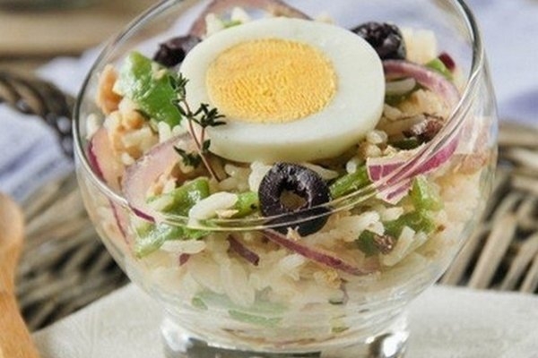 Рисовый салат с тунцом и стручковой фасолью Рисовый салат с тунцом и стручковой фасолью