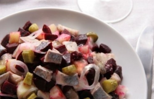 Старорусский рыбный салат с мясом и яблоком