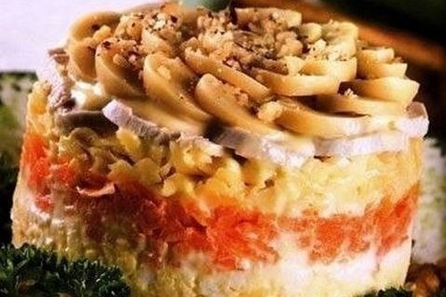 Куриный салат с шампиньонами и орешками