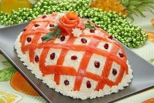 Салат из консервированного лосося, кукурузы, семги и яблок Салат из консервированного лосося, кукурузы, семги и яблок