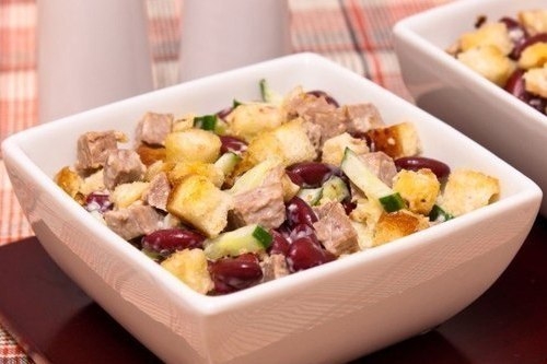 Мясной салат с фасолью и сухариками Мясной салат с фасолью и сухариками