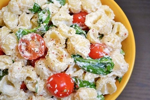 Салат с пастой, помидорами черри и чесноком Салат с пастой, помидорами черри и чесноком