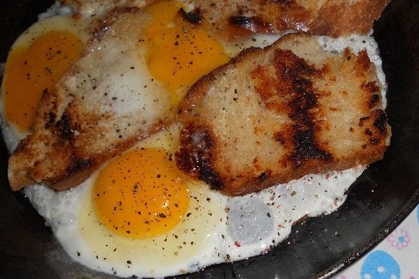 Гренки с яйцом и сыром пармезан Гренки с яйцом и сыром пармезан
