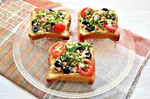 Горячие бутерброды с курицей и сыром Горячие бутерброды с курицей и сыром