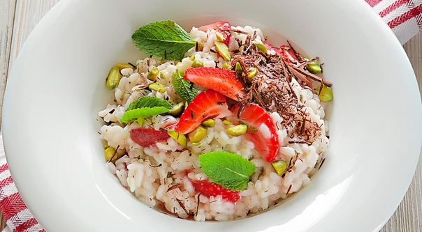Ризотто с клубникой, мятой, фисташками и шоколадом Ризотто с клубникой, мятой, фисташками и шоколадом